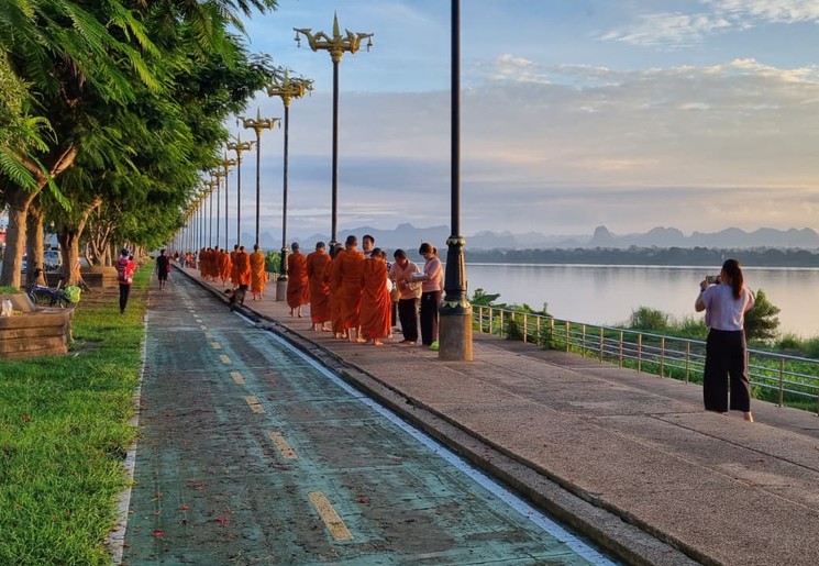 In Nakhon Phanom kun je in de vroege ochtend offers brengen aan de monniken
