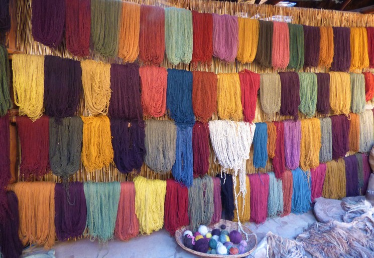 Gekleurde wol in de omgeving van Cuzco, Peru