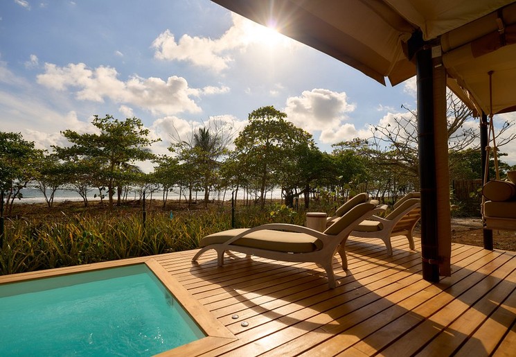 Je eigen terras met uitzicht vanuit een luxe safaritent in Costa Rica