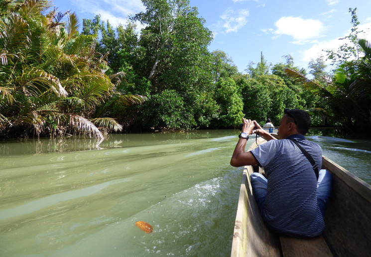 Varen door de groene jungle van Buton