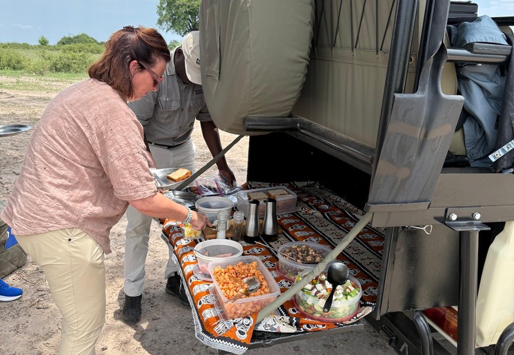 Tijdens de gamedrive heeft de ranger van alles bij zich om van te genieten tijdens de pauze