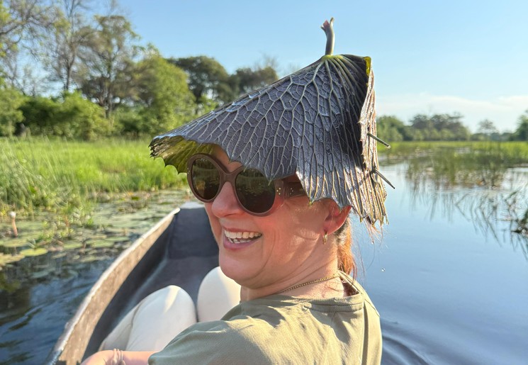 Collega Eva tijdens de boottocht in de Okavango Delta