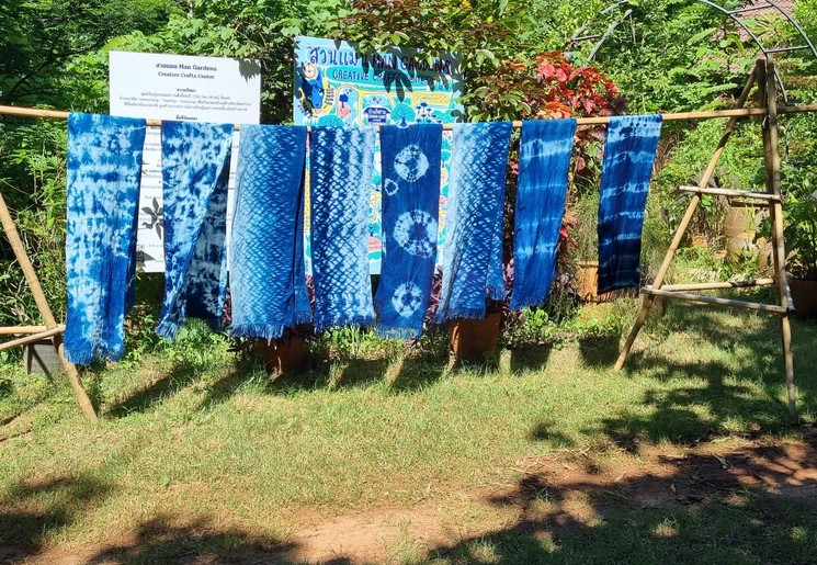 Leer in Sakon Nakhon het traditionele proces van indigo verven