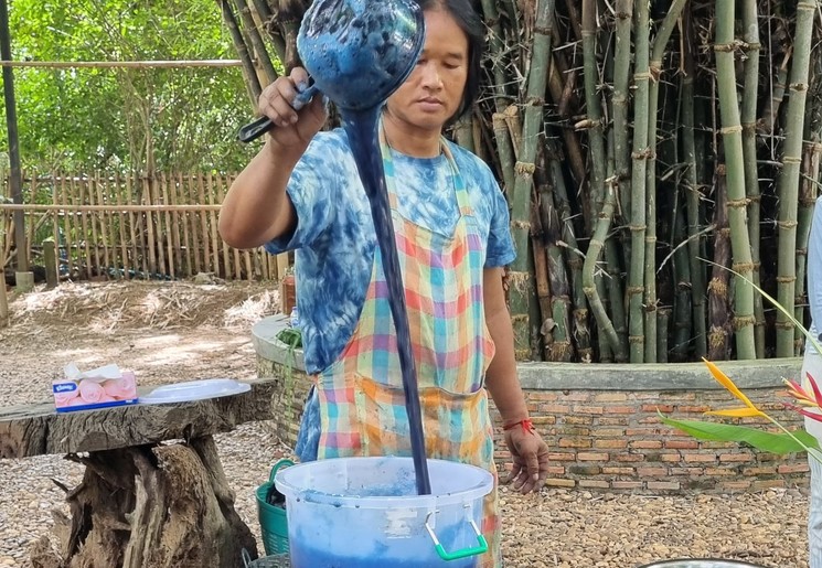 Leer in Sakon Nakhon het traditionele proces van indigo verven