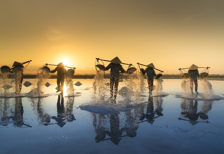 Zout oogsten in Vietnam bij Nha Trang