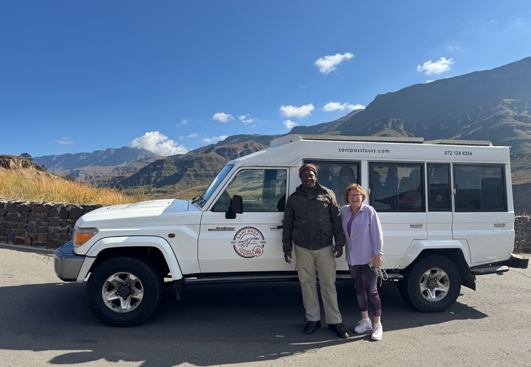 Collega Ingrid met gids Sfiso langs de Sani Pass