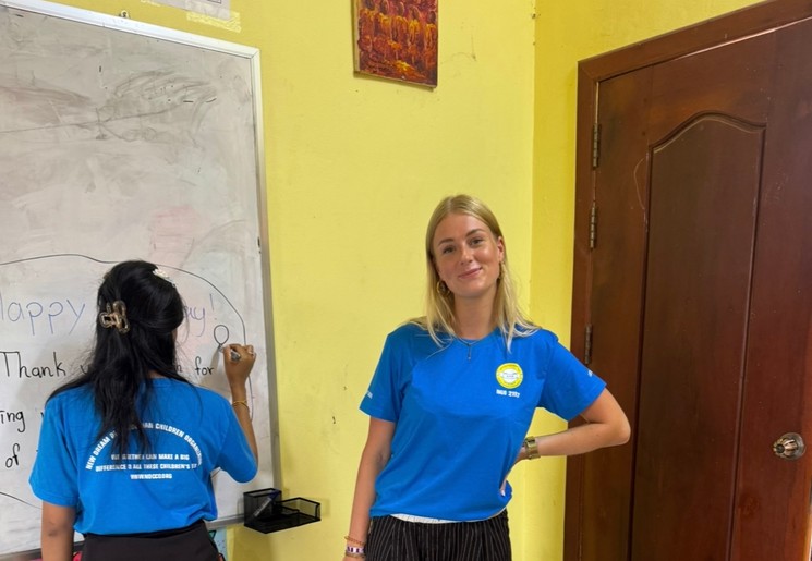 Collega Thirza op een lokale school in Cambodja