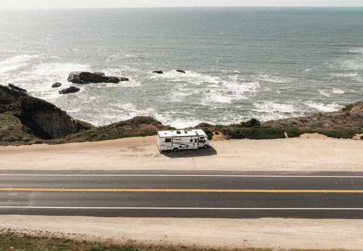 sfeerbeeld_Roadbear_camper_Santa_Cruz_road_2