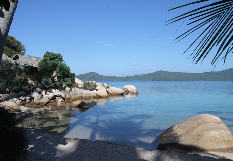 Mooie uitzichten langs het strand bij Whale Island, Vietnam