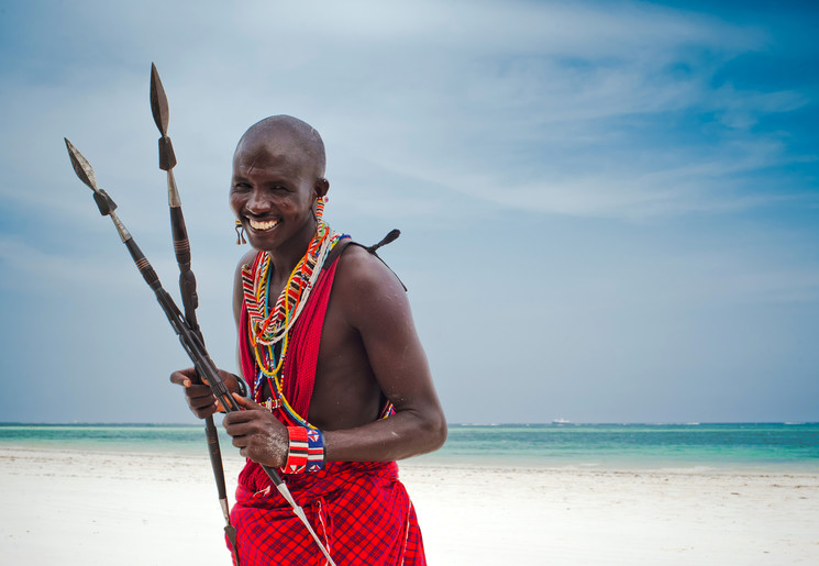 Masai aan het strand van Mombasa, Kenia