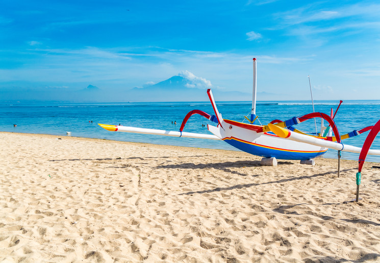 Vissersbootje op het strand van Sanur, Bali, Indonesie