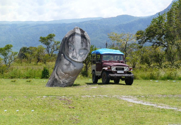 Enorme megalieten in de Badavallei op Sulawesi