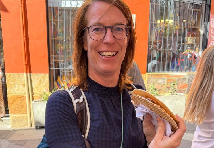 Collega Tamara probeert de lokale lekkernij 'obleas'