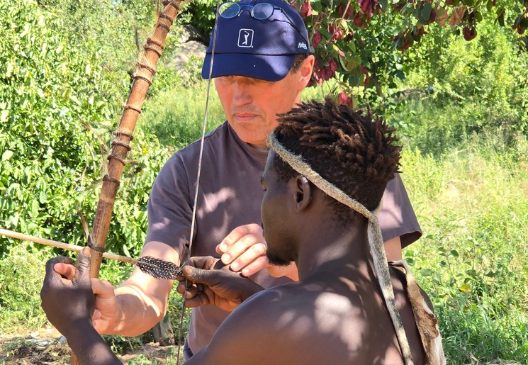 Pijl en boog schieten bij de Bosjesmannen.