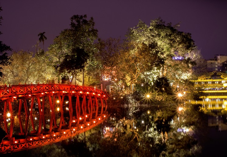 Thue Huc brug in Hanoi bij avondlicht