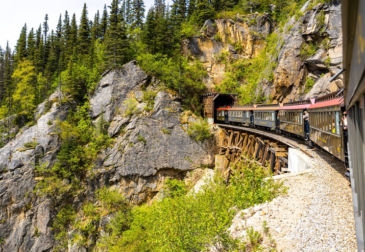 Mooie treinrit bij Skagway, van Yukon naar Alaska