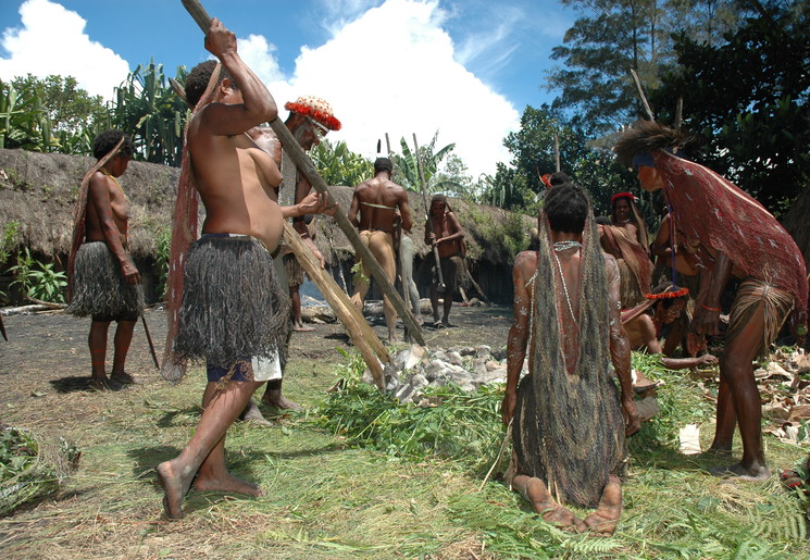 Papoea's maken vuur klaar