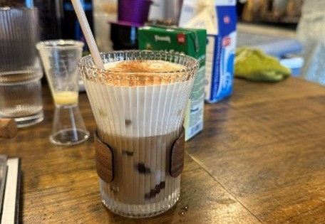 Koffie maken tijdens een koffiecursus in Ho Chi Minh