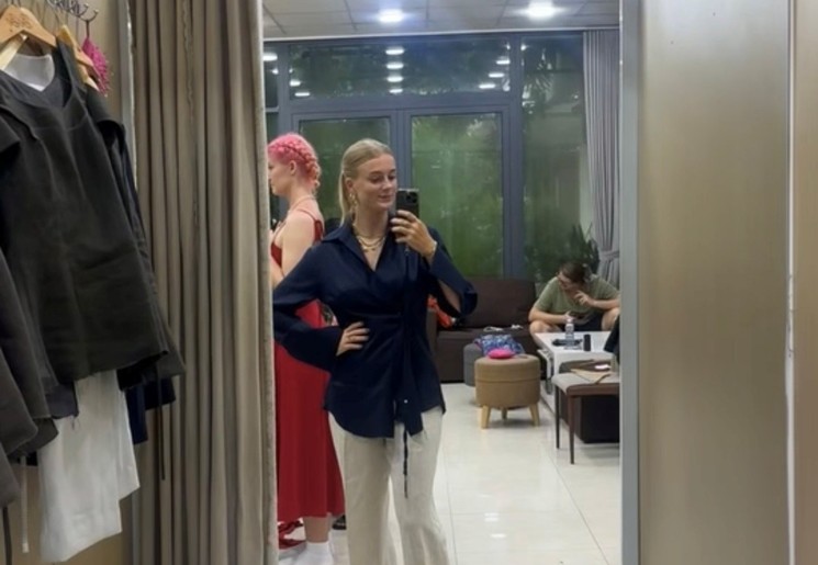 Collega Thirza in haar op maat gemaakte kleding in Hoi An, Vietnam