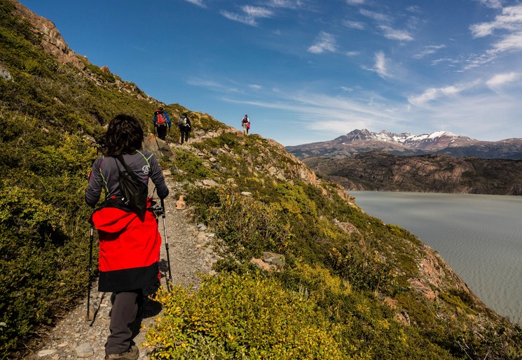 Wandelaars door het gebied van Torres del Paine, Chili