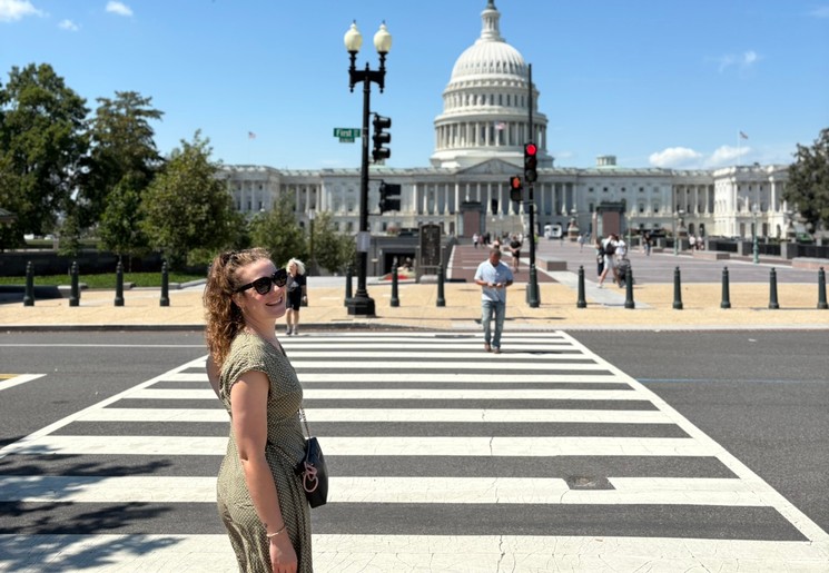 Collega Anne bij het Capitool in Washington