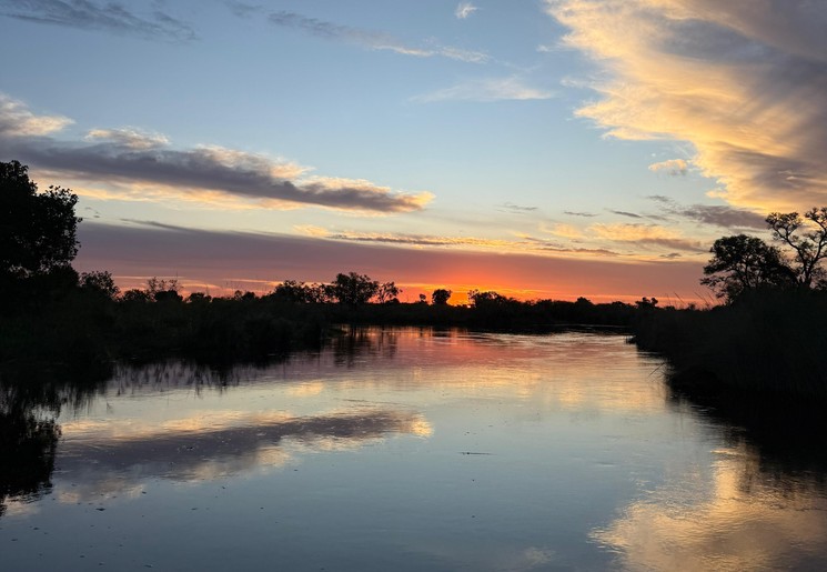 Zonsondergang in de Okavango Delta, Botswana