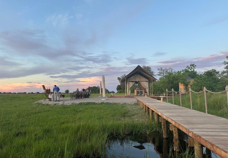 Na de boottocht genieten van de zonsondergang met een drankje in de hand