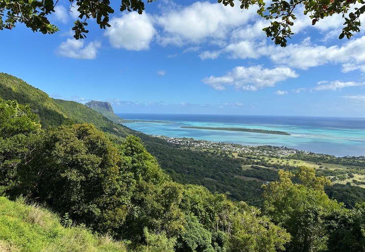 Uitzicht over de blauwe zee van Mauritius