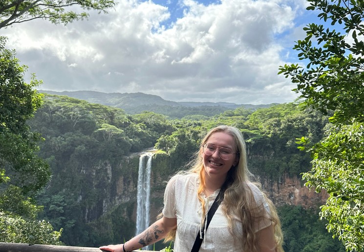 Collega Britney bij de waterval van de Seven Coloured Earth