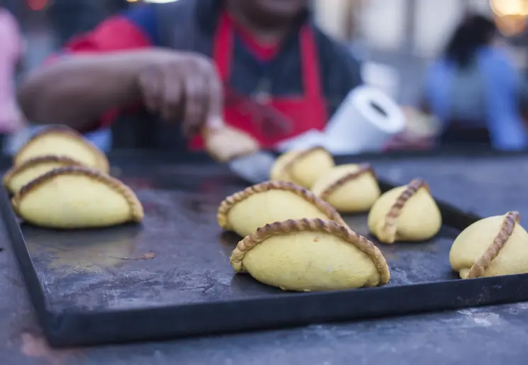 Empanadas eten tijdens foodtour door Buenos Aires, Argentinie