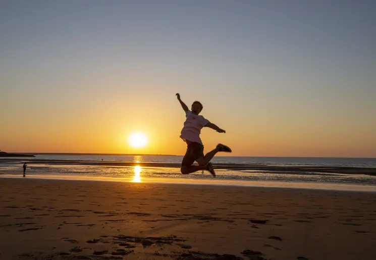 Zonsondergang op het strand van Darwin, Australië - © Tourism Australia