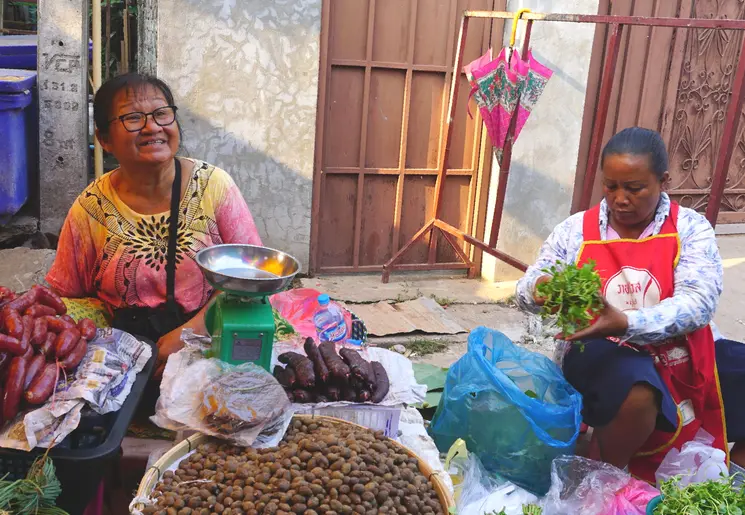 Ingrediënten voor Laotiaanse lekkernijen worden op straat verkocht Ingrediënten voor Laotiaanse lekkernijen worden op straat verkocht