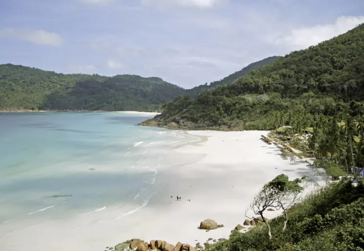 Het witte zandstrand van Tioman