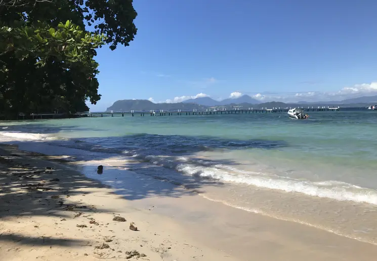 Het zandstrand bij Bastianos Dive in Bangka, Sulawesi, Indonesië