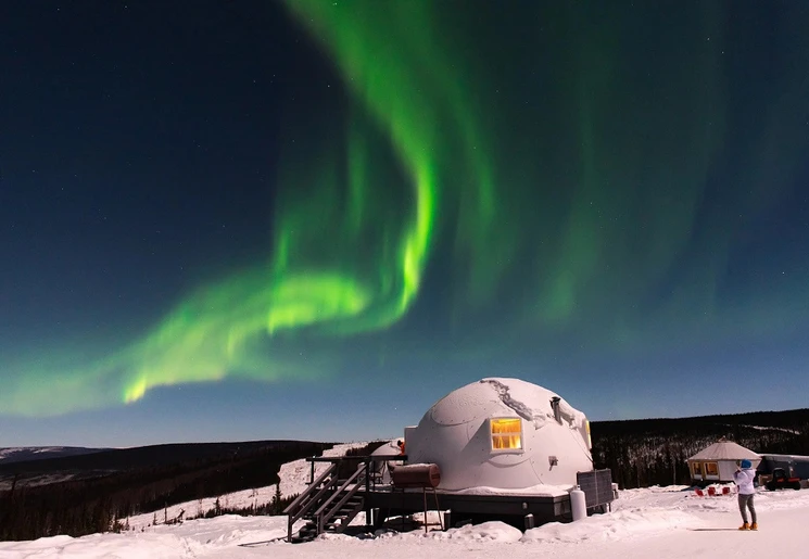 Noorderlicht boven een dome van Borealis Basecamp, nabij Fairbanks, Alaska