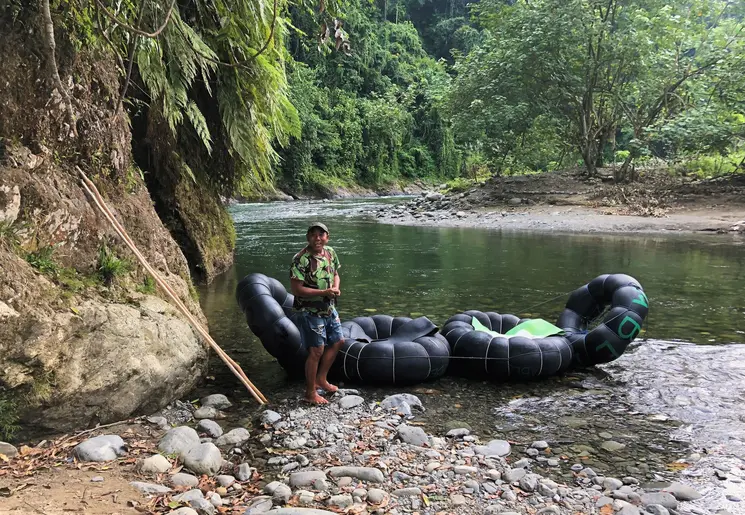 Tuben op de rivier bij Bukit Lawang op Sumatra Tuben op de rivier bij Bukit Lawang op Sumatra