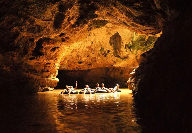Cave tubing in de Pindul Cave, Java Indonesië