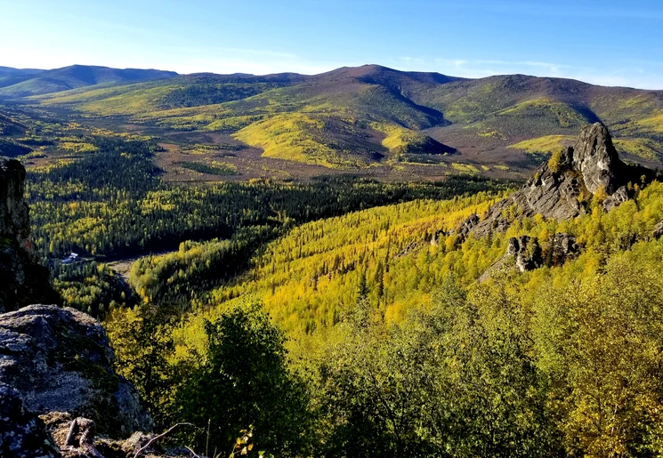 Wandelen in de groene heuvels rond Chena Hotsprings