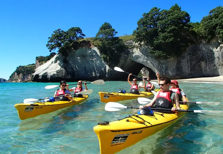 Kajakken voor de kust van Coromandel, Nieuw-Zeeland