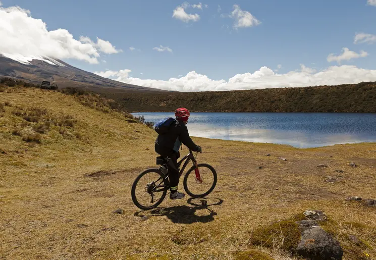 Geniet van het uitzicht over het meer van Cotopaxi National Park, Ecuador