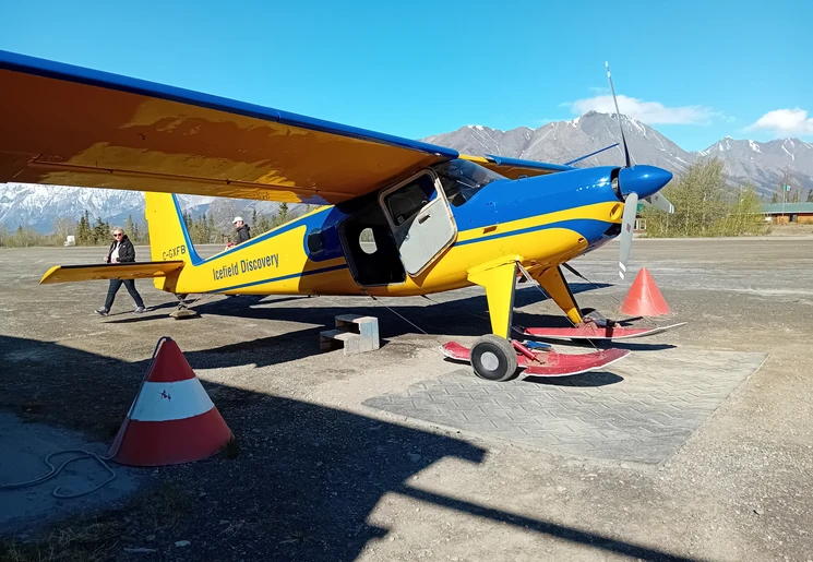 Met een vliegtuigje over de gletsjer, Yukon, Canada Met een vliegtuigje over de gletsjer, Yukon, Canada