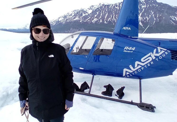 Land met een helikopter midden op de Matanuska gletsjer, Alaska, Verenigde Staten