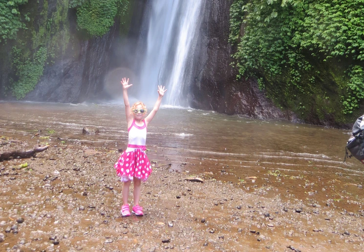 KIndje bij de waterval bij Munduk, Bali, Indonesie