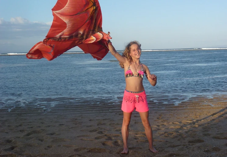 Kinderen bij Pemuteran aan zee