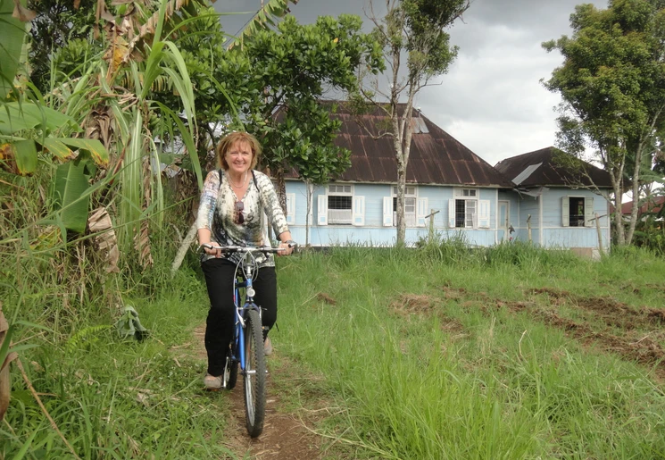 Medewerkster Emmy op de fiets in Bukittinggi Medewerkster Emmy op de fiets in Bukittinggi