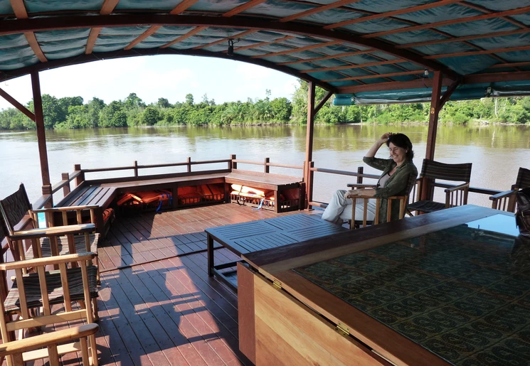 Palangkaraya cruise over de rivier, Kalimantan