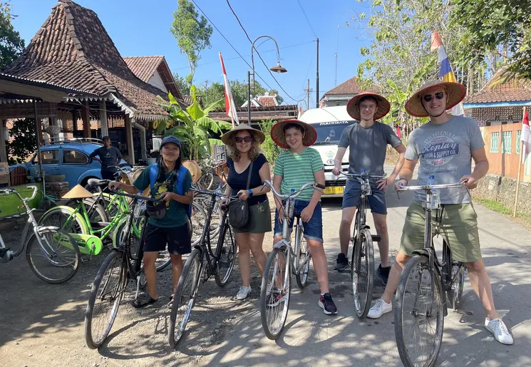 Samen fietsen bij Jogyakarta op Java, Indonesie