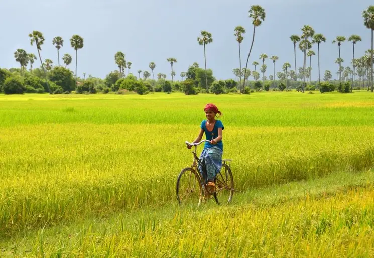 Local die fietst in Cambodja Local die fietst in Cambodja