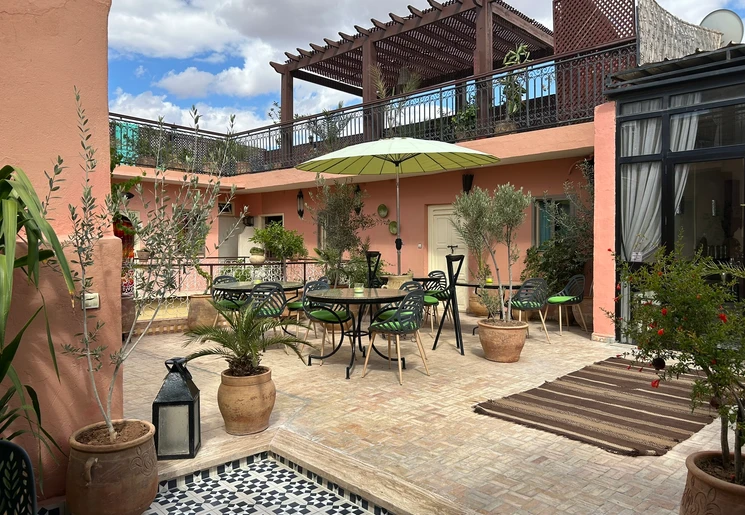 Het rooftop terras van Riad Sherazade in Marrakech