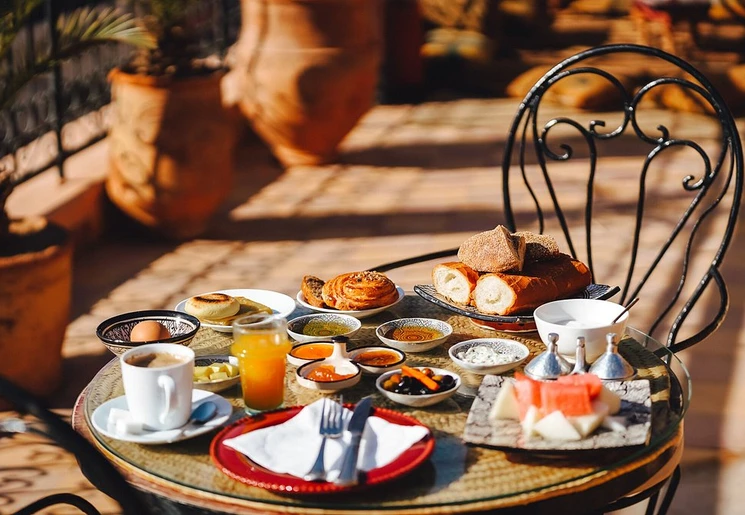Een typisch Marokkaans ontbijt op het rooftop terras van Riad Sherazade